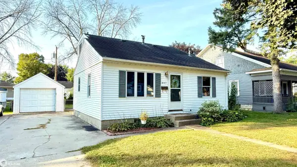 807 10th Street Ne, Mason City, IA 50401-2419