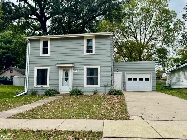 523 10th Avenue N, Clear Lake, IA 50428