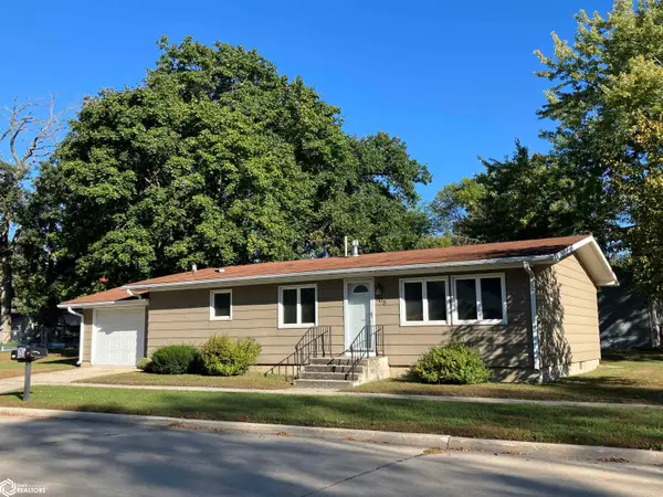 508 12th Avenue N, Clear Lake, IA 50428