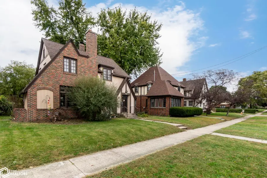 112 S Vermont Avenue, Mason City, IA 50401 - #3