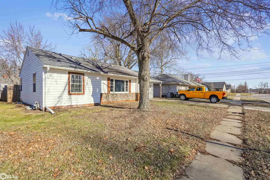 1117 3rd Avenue E, Oskaloosa, IA 52577 - #2