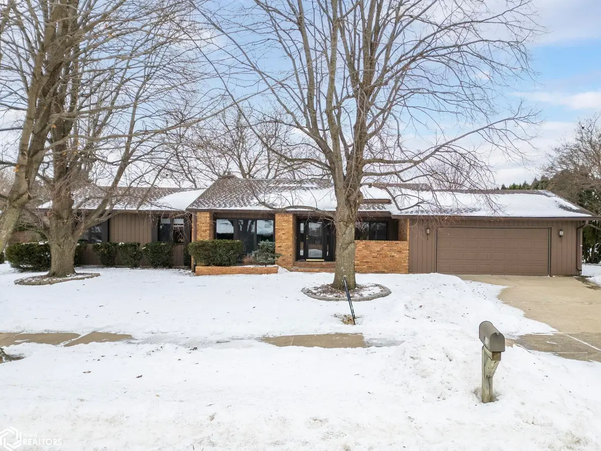 925 Briarstone Drive, Mason City, IA 50401 - #1