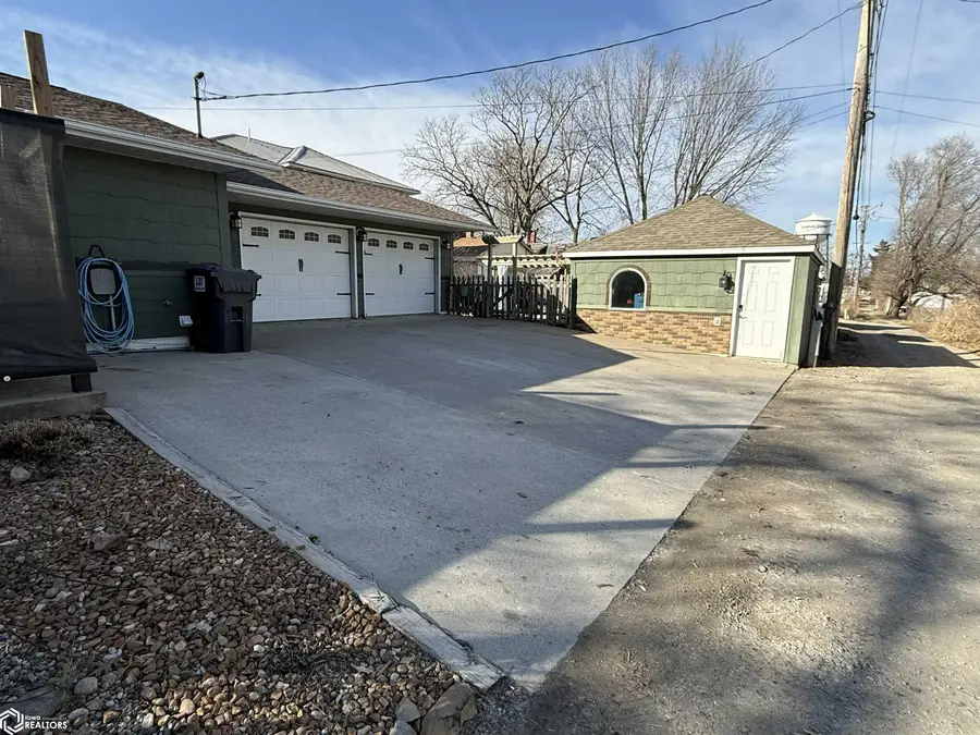 411 C Avenue W, Oskaloosa, IA 52577 - #2