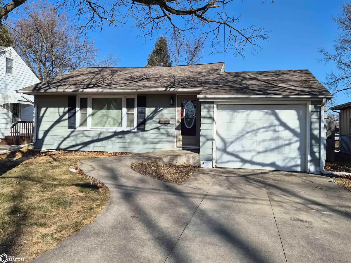 1013 4th Avenue E, Oskaloosa, IA 52577 - #1