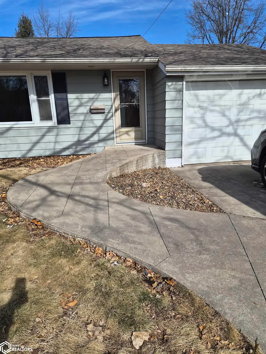 1013 4th Avenue E, Oskaloosa, IA 52577 - #2