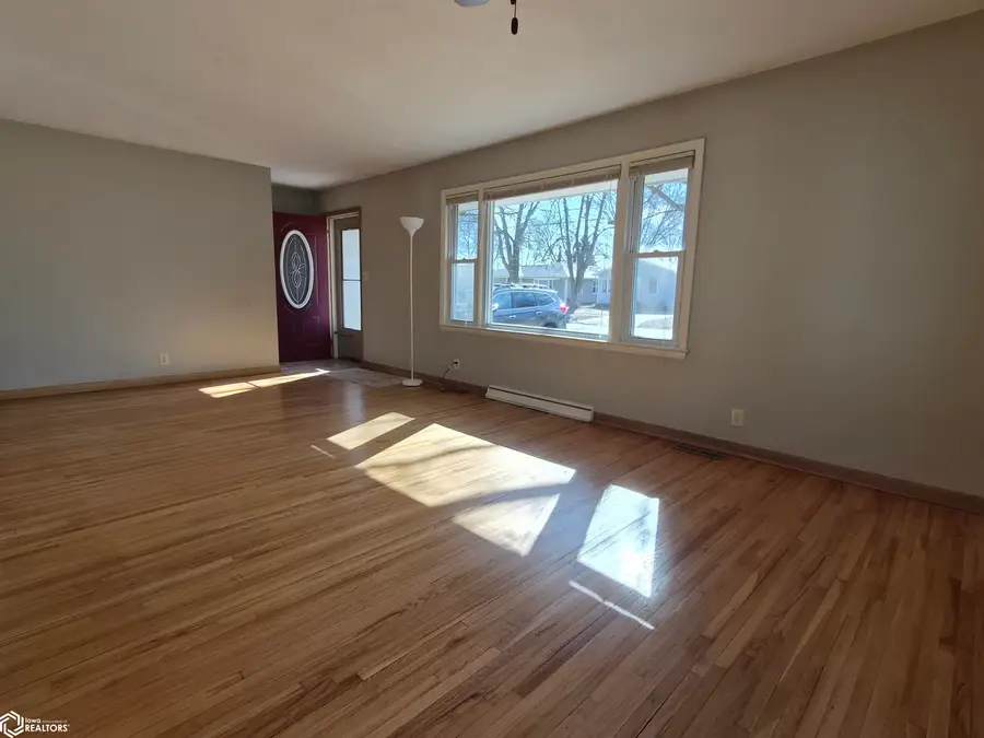 1013 4th Avenue E, Oskaloosa, IA 52577 - #3