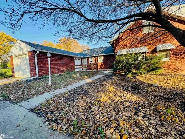 105 E Pioneer Avenue, Shenandoah, IA 51601