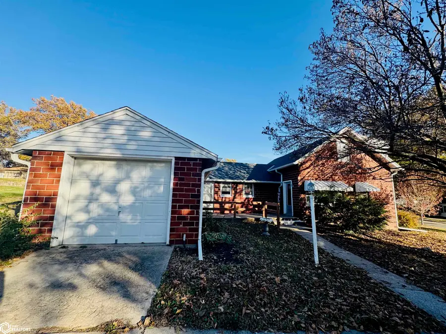 105 E Pioneer Avenue, Shenandoah, IA 51601 - #3