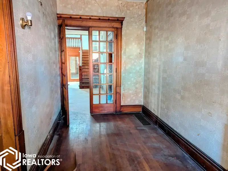 317 S Central Avenue, Burlington, IA 52601 - #2