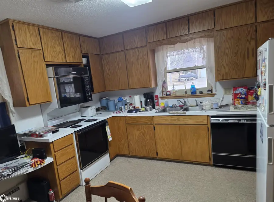 208 W Chestnut Street, Hubbard, IA 50122 - #2