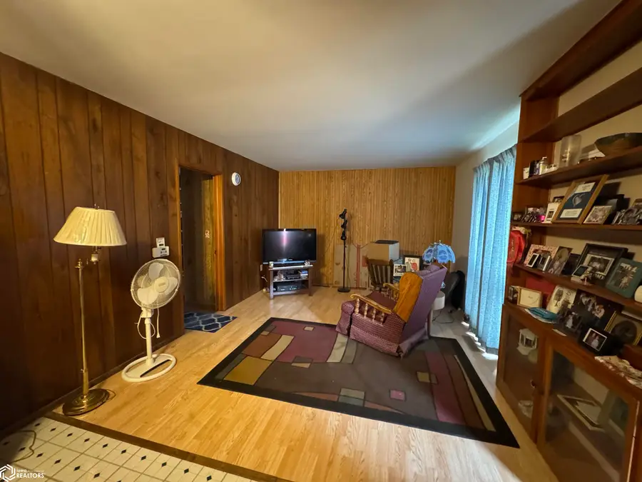 212 N 14th Avenue, Marshalltown, IA 50158 - #3