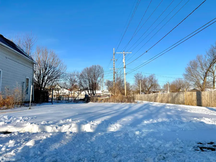 106 N 7th Avenue, Marshalltown, IA 50158 - #3