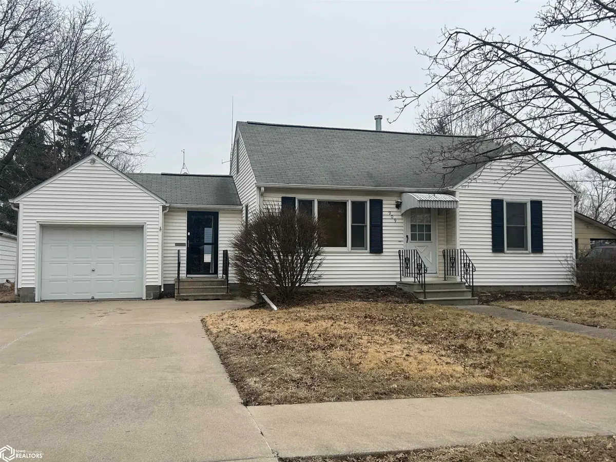 909 S 7th Street, Fairfield, IA 52556 - #1