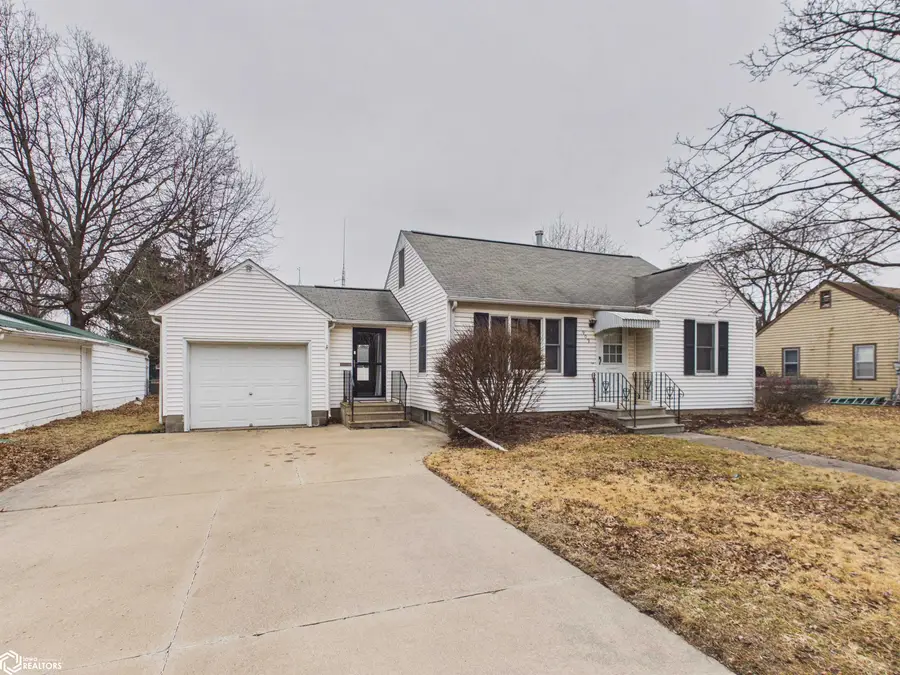 909 S 7th Street, Fairfield, IA 52556 - #2