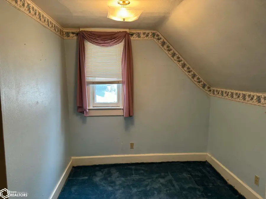 307 W Linn Street, Marshalltown, IA 50158 - #2