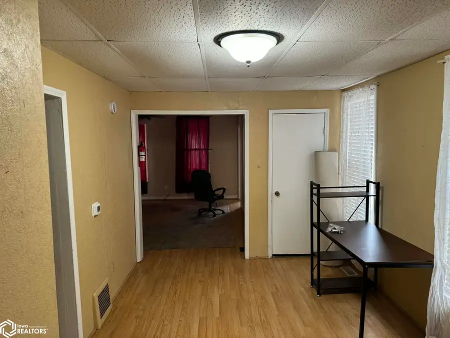 307 W Linn Street, Marshalltown, IA 50158 - #3