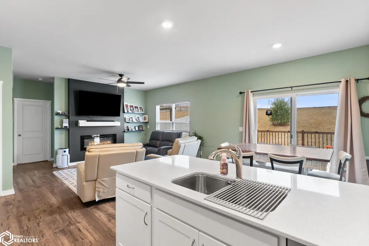 3230 Scanlon Farms Rd, Coralville, IA 52241 - #1