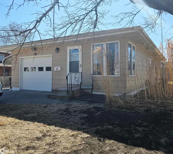 906 2nd Avenue E, Oskaloosa, IA 52577