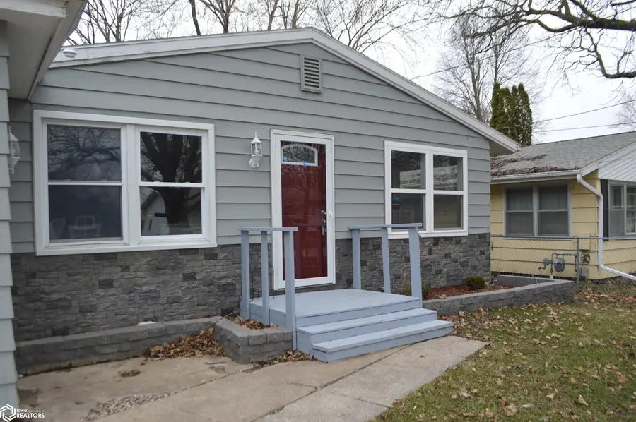 1806 S Hampshire Avenue, Mason City, IA 50401 - #2