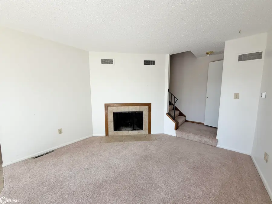 1504 N 9th Avenue Place E, Newton, IA 50208 - #3