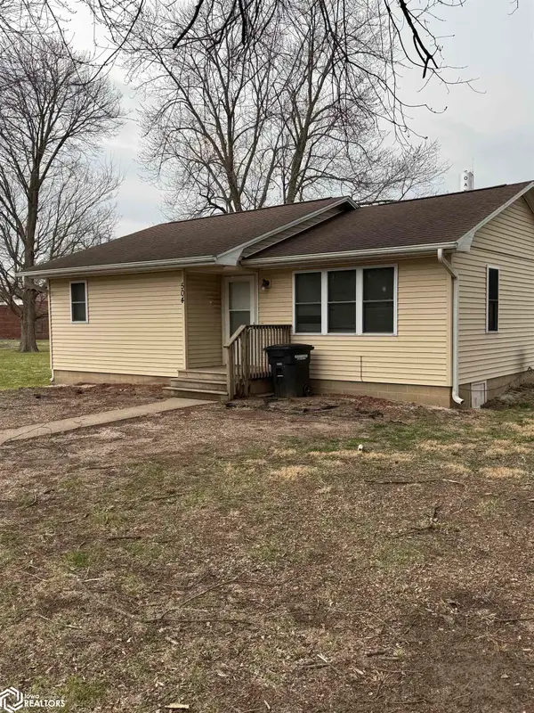 504 Pleasant Street, Oakville, IA 52646