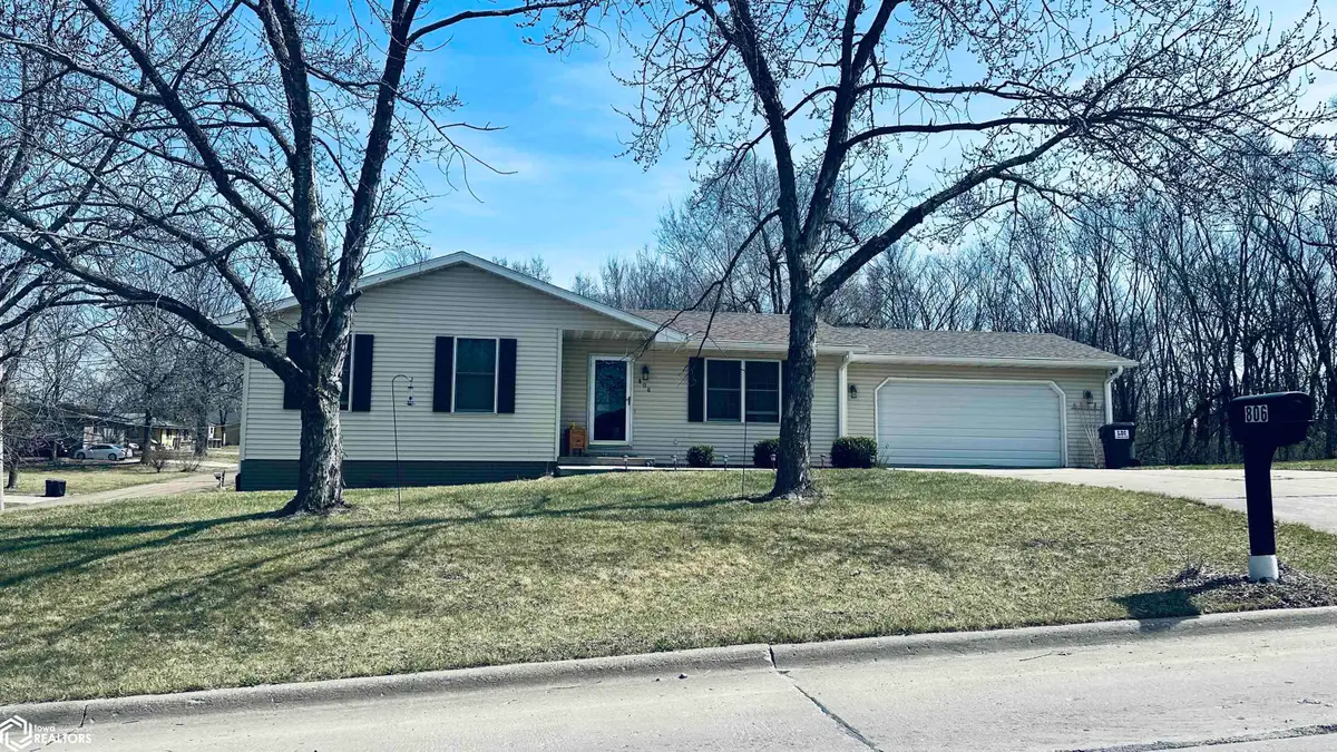 806 S M Street, Oskaloosa, IA 52577 - #1