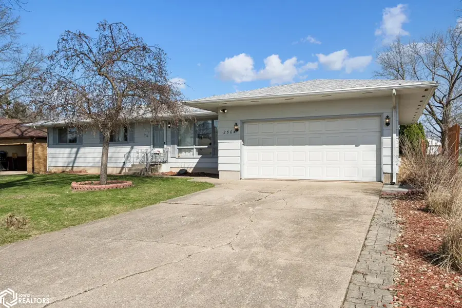 2504 Sunnyside Avenue, Burlington, IA 52601 - #2