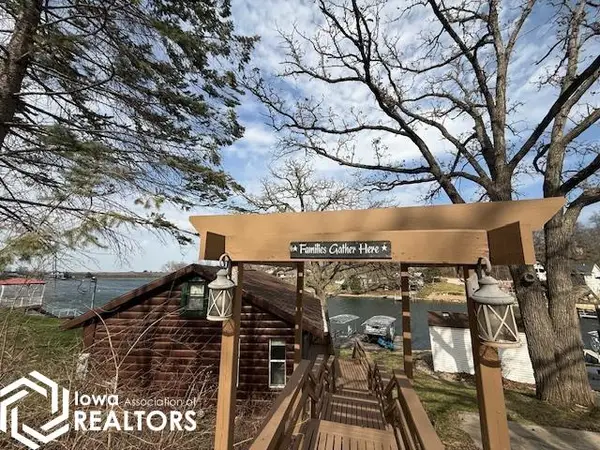 1053 Lakeshore Drive, Brooklyn, IA 52211