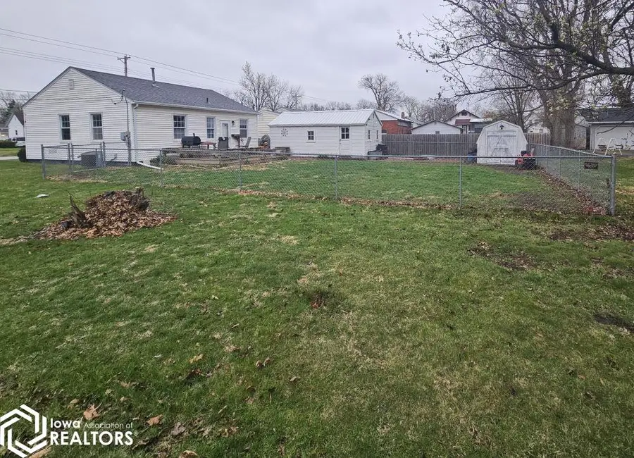 422 W Finley Avenue, Ottumwa, IA 52501 - #3