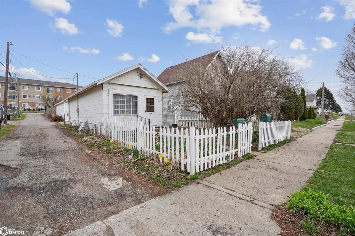 408 E Linn Street, Marshalltown, IA 50158 - #1