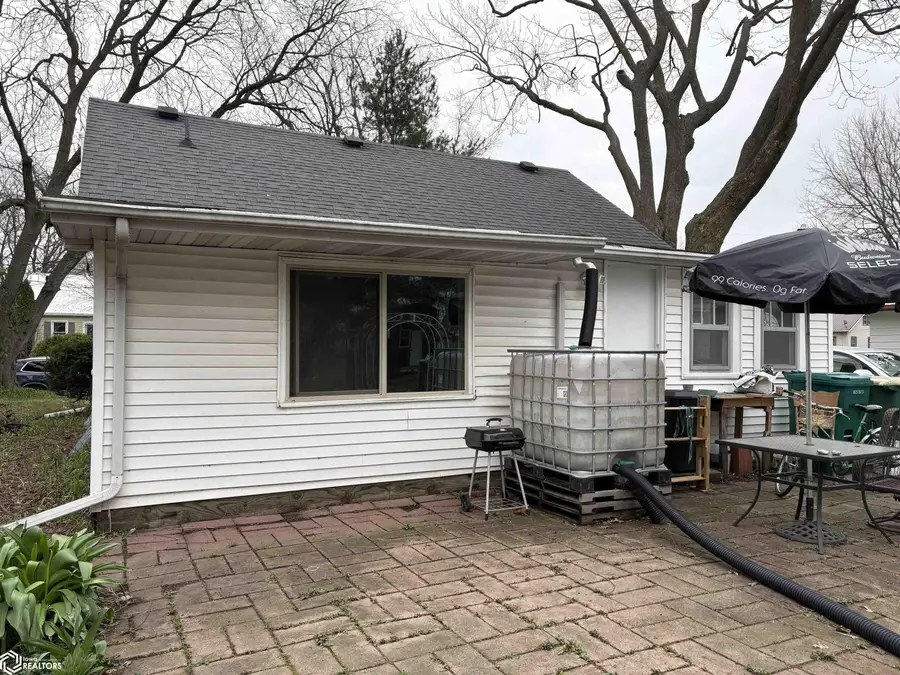 910 N 10th Street, Fairfield, IA 52556 - #3