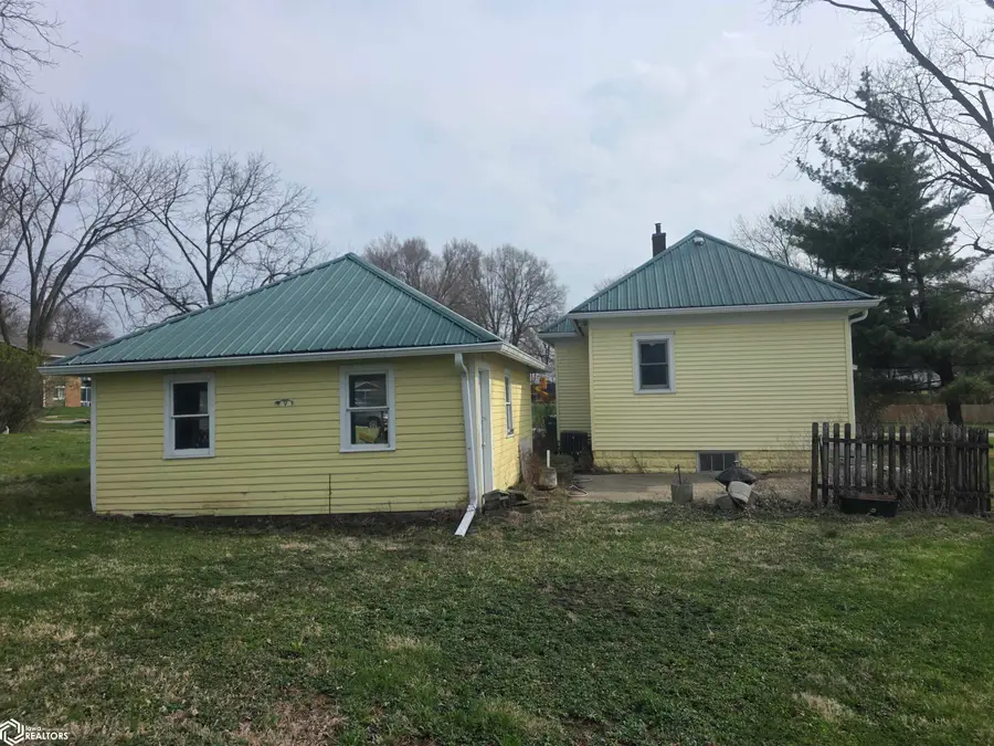 611 W Monroe Avenue, Fairfield, IA 52556 - #3