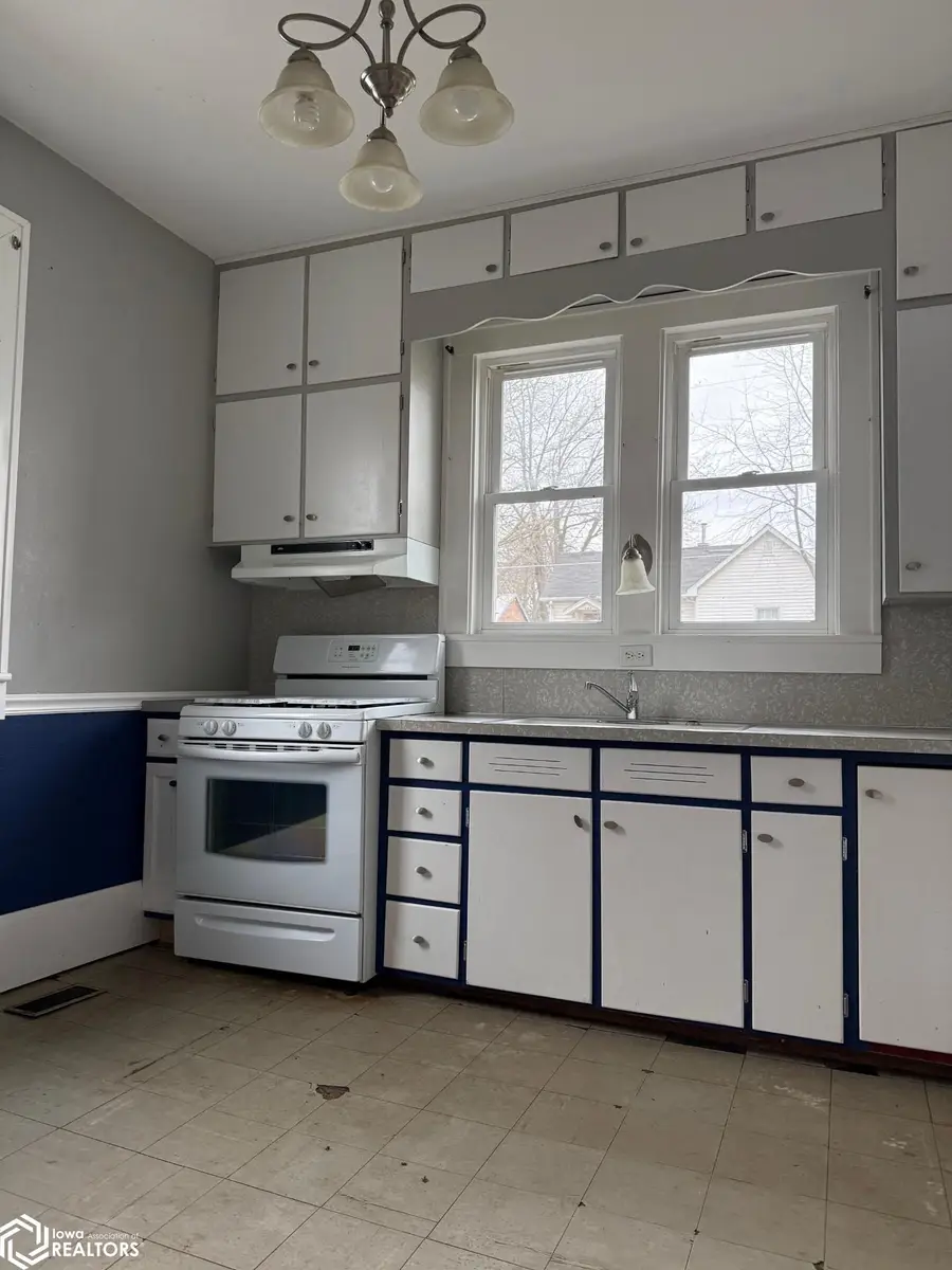 502 S West Street, Bloomfield, IA 52537 - #3