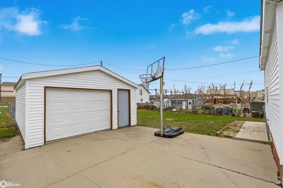 903 S 2nd Avenue, Marshalltown, IA 50158 - #3
