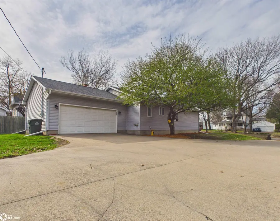 832 High Avenue E, Oskaloosa, IA 52577 - #3