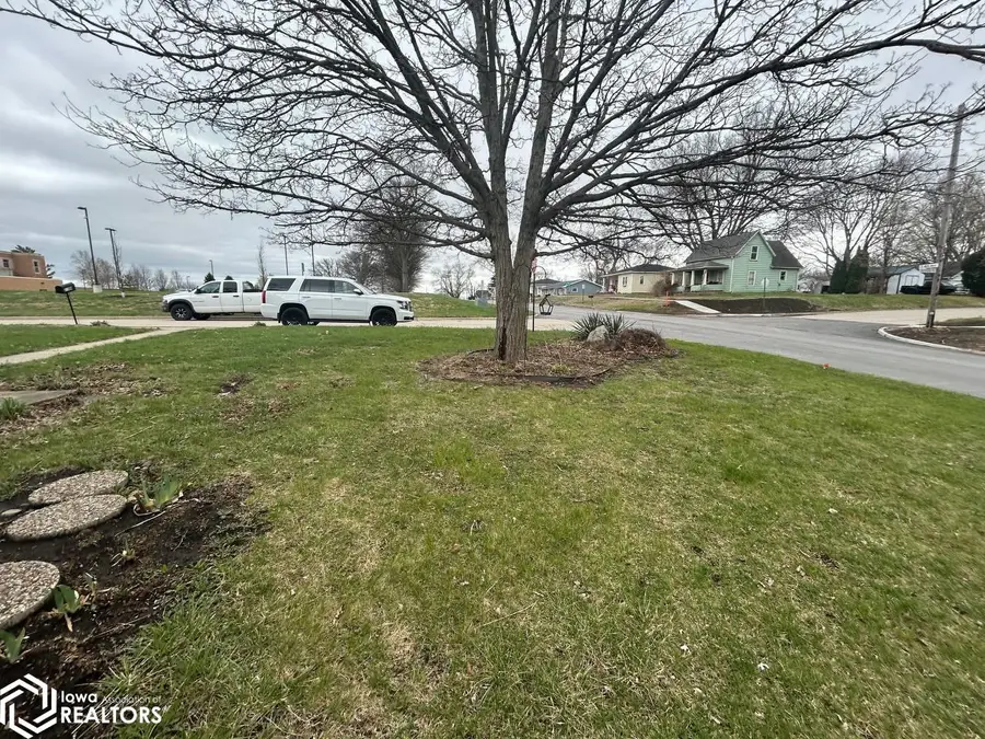 325 W Hutchings Street, Winterset, IA 50273 - #3
