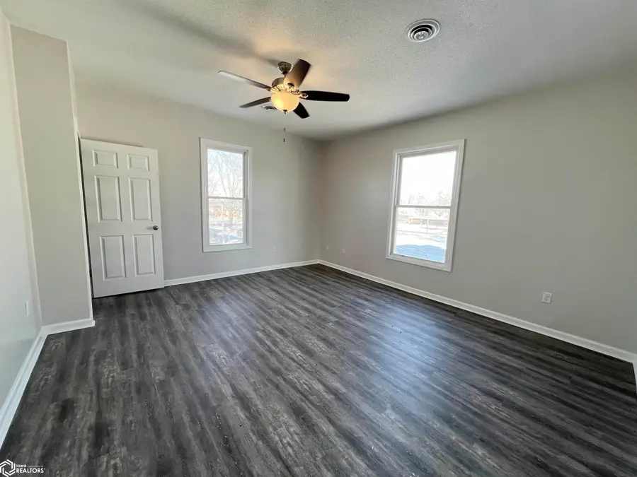 412 S 2nd Avenue E, Newton, IA 50208 - #3