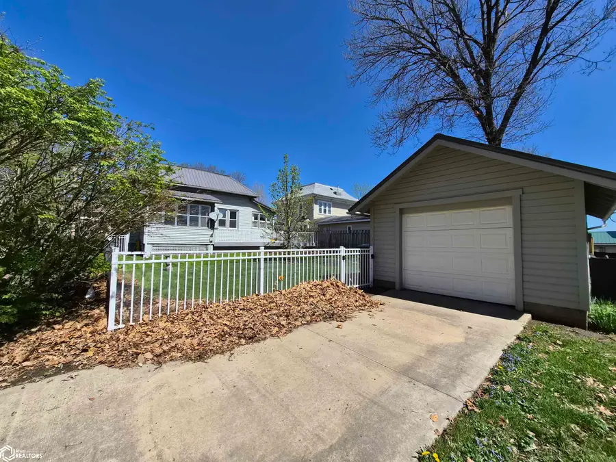 214 College Avenue, Oskaloosa, IA 52577 - #3