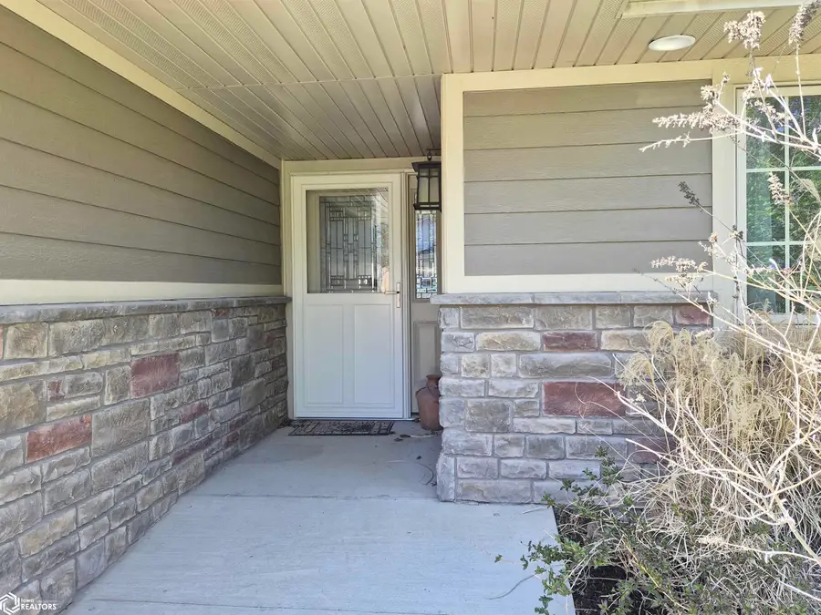 517 High Avenue E, Oskaloosa, IA 52577 - #2