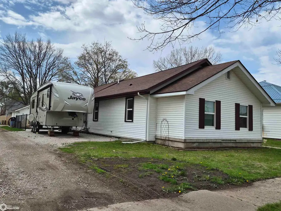 812 8th Avenue E, Oskaloosa, IA 52577 - #3