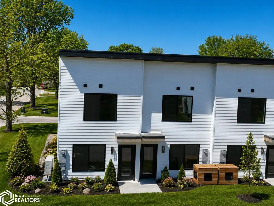 328 S 11th St, Sac City, IA 50583 - #2