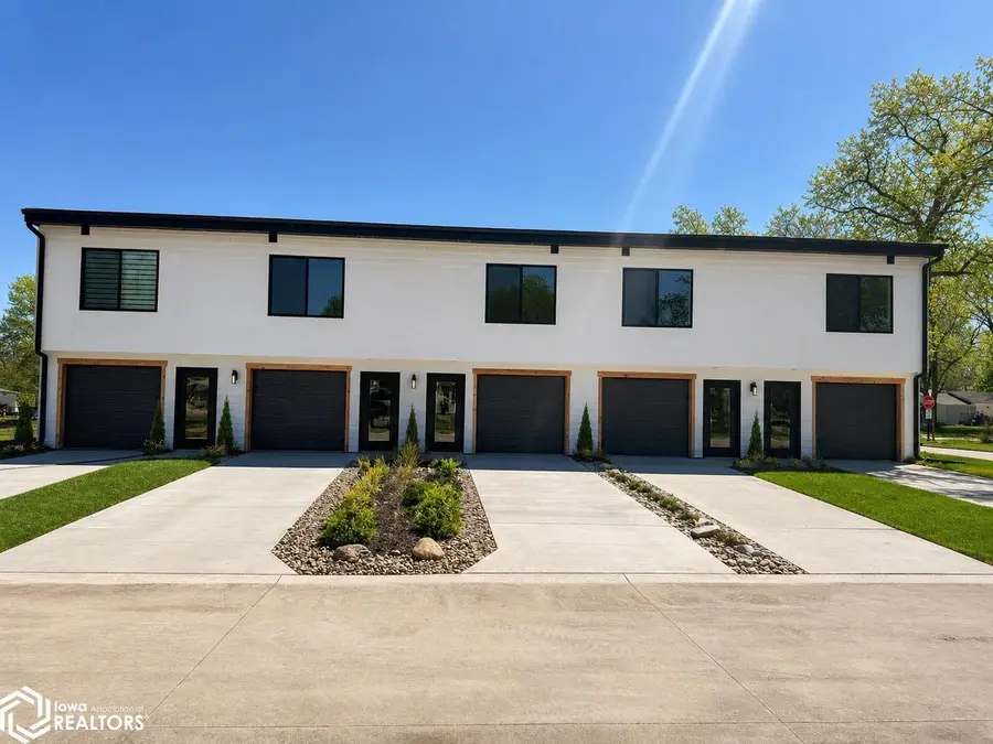 326 S 11th St, Sac City, IA 50583 - #2