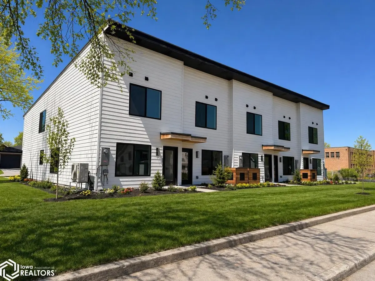 330 S 11th St, Sac City, IA 50583 - #1