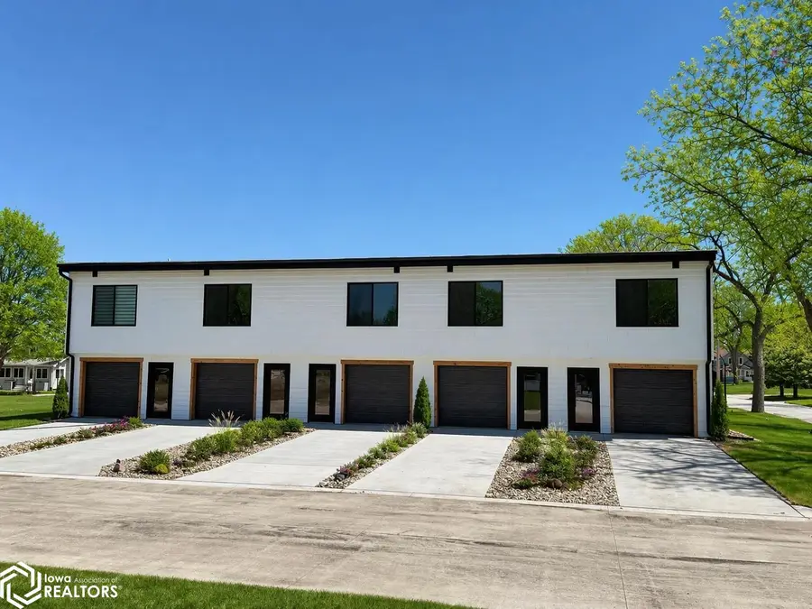 330 S 11th St, Sac City, IA 50583 - #2