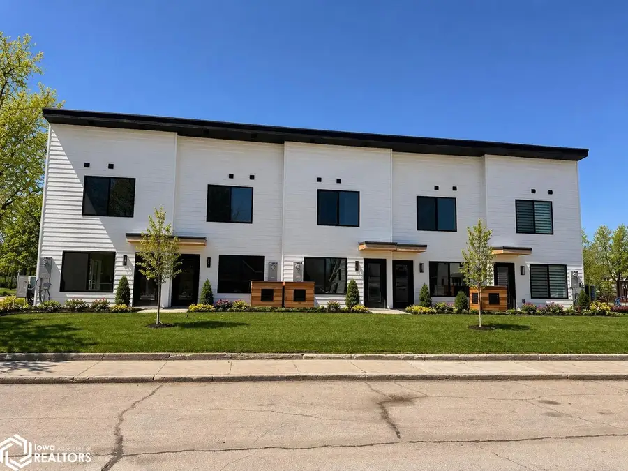 330 S 11th St, Sac City, IA 50583 - #3