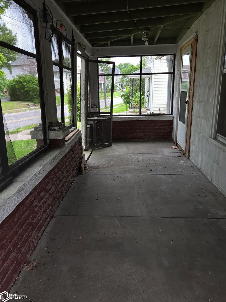 906 Summer Street, Burlington, IA 52601 - #3