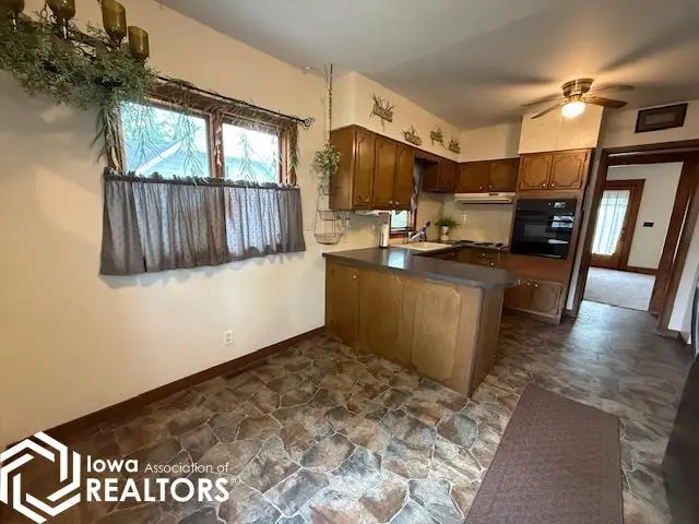 302 N Van Buren Street, Mount Pleasant, IA 52641 - #2