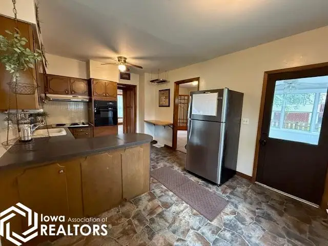 302 N Van Buren Street, Mount Pleasant, IA 52641 - #3