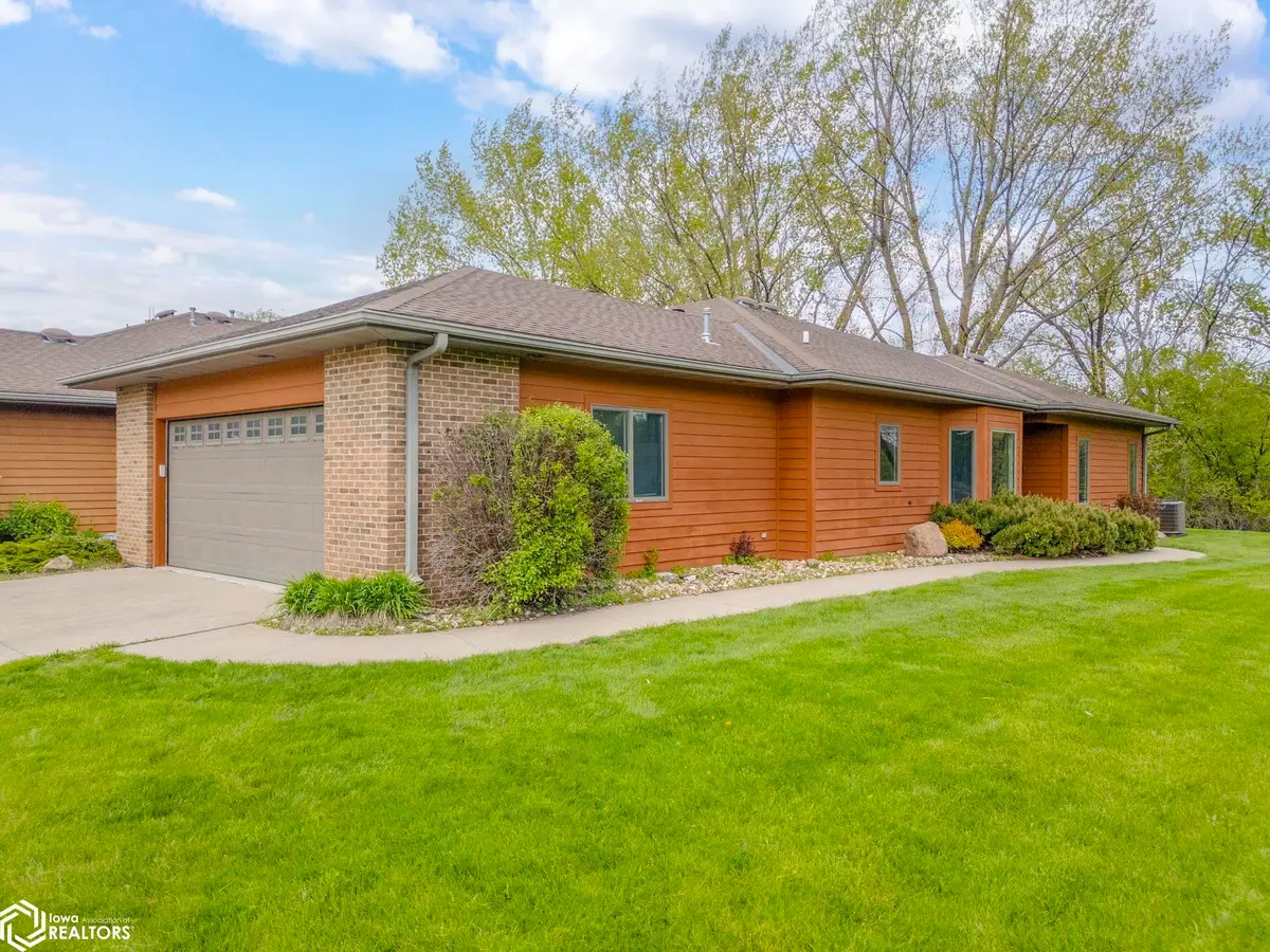 2005 Hunters Ridge Dr, Mason City, IA 50401 - #1
