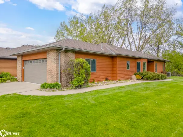 2005 Hunters Ridge Dr, Mason City, IA 50401